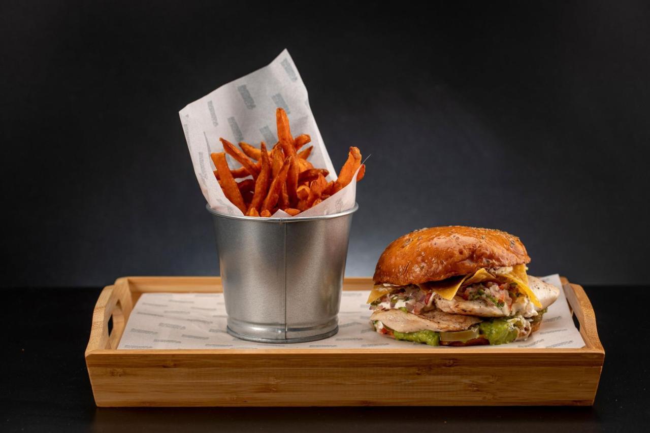 Le Meridien City Centre Bahrain Манама Екстериор снимка A burger and fries