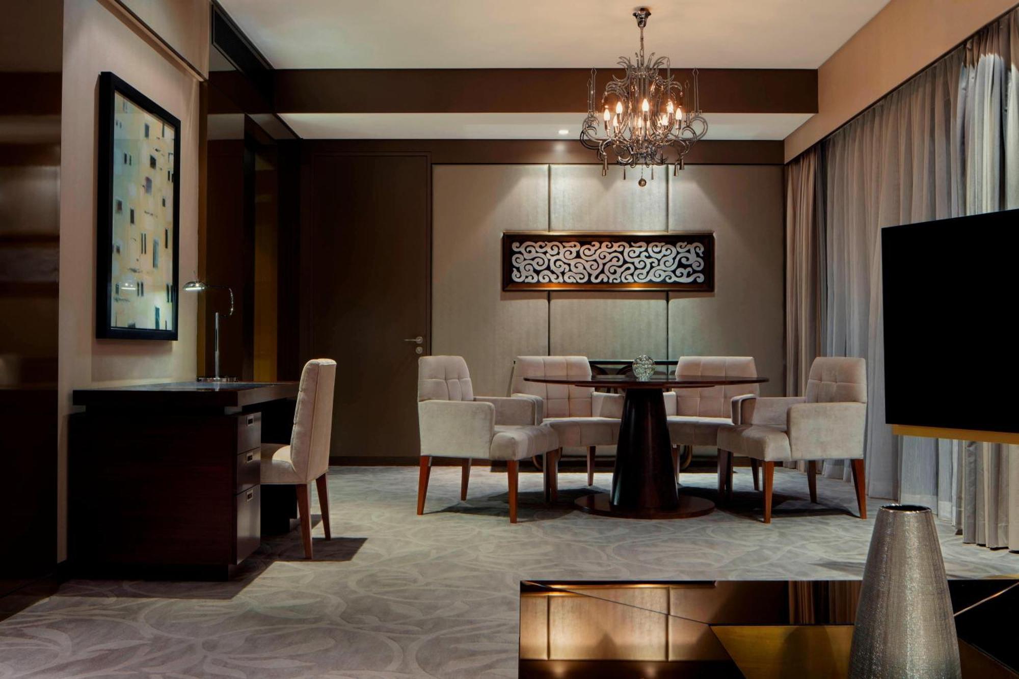 Le Meridien City Centre Bahrain Манама Екстериор снимка A suite at the Ritz-Carlton, Singapore