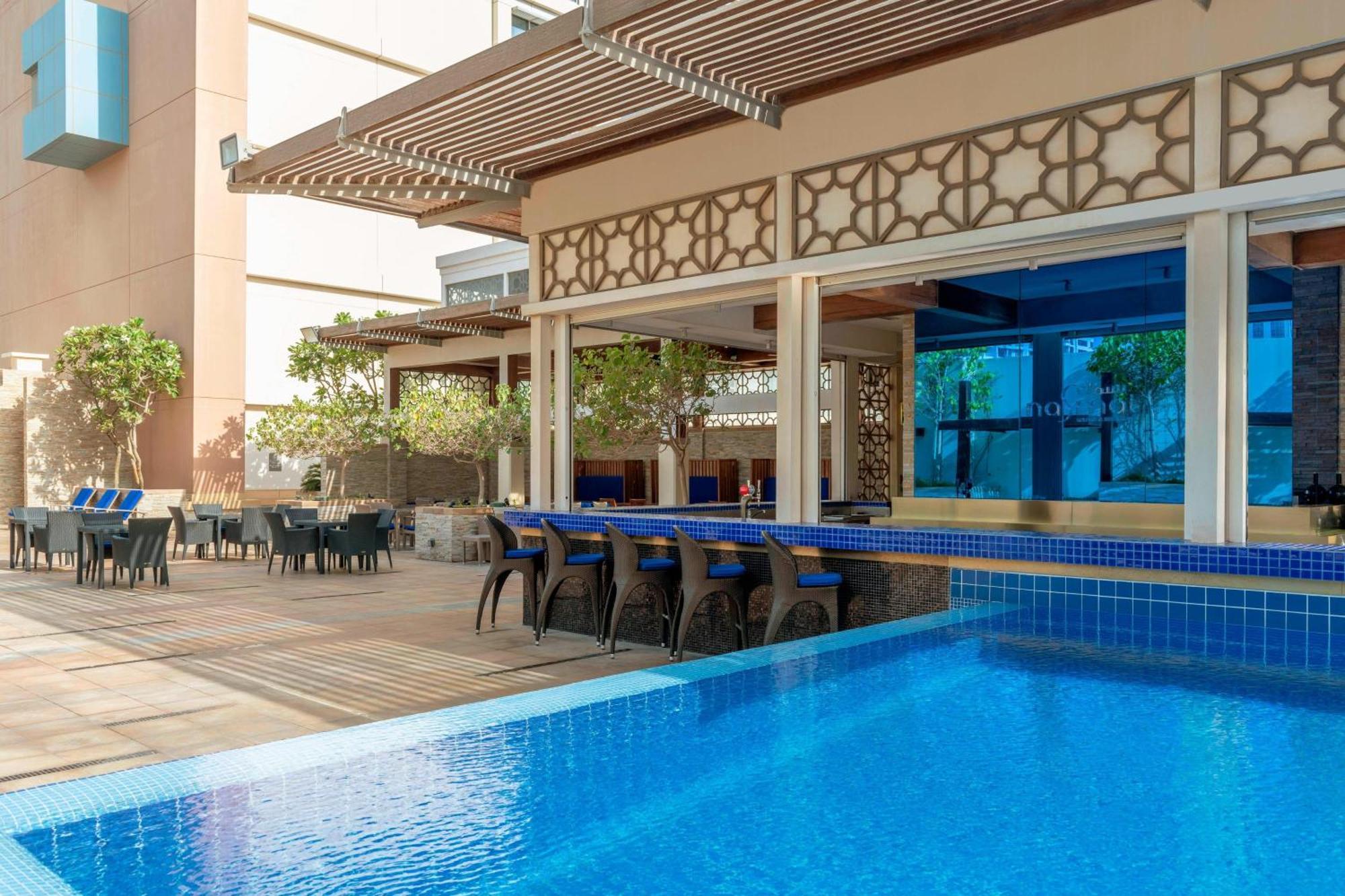 Le Meridien City Centre Bahrain Манама Екстериор снимка The pool at the hotel