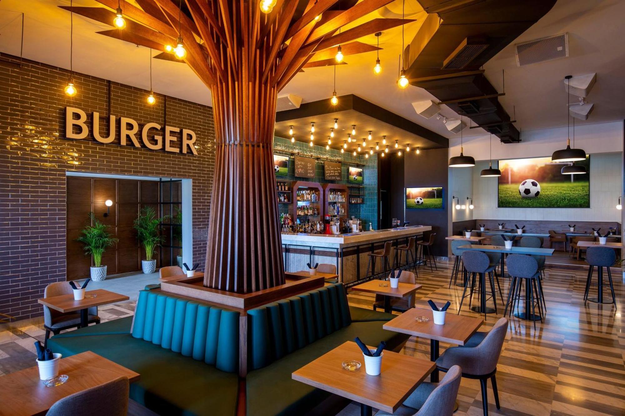 Le Meridien City Centre Bahrain Hotel Манама Екстериор снимка Burger restaurant in the airport