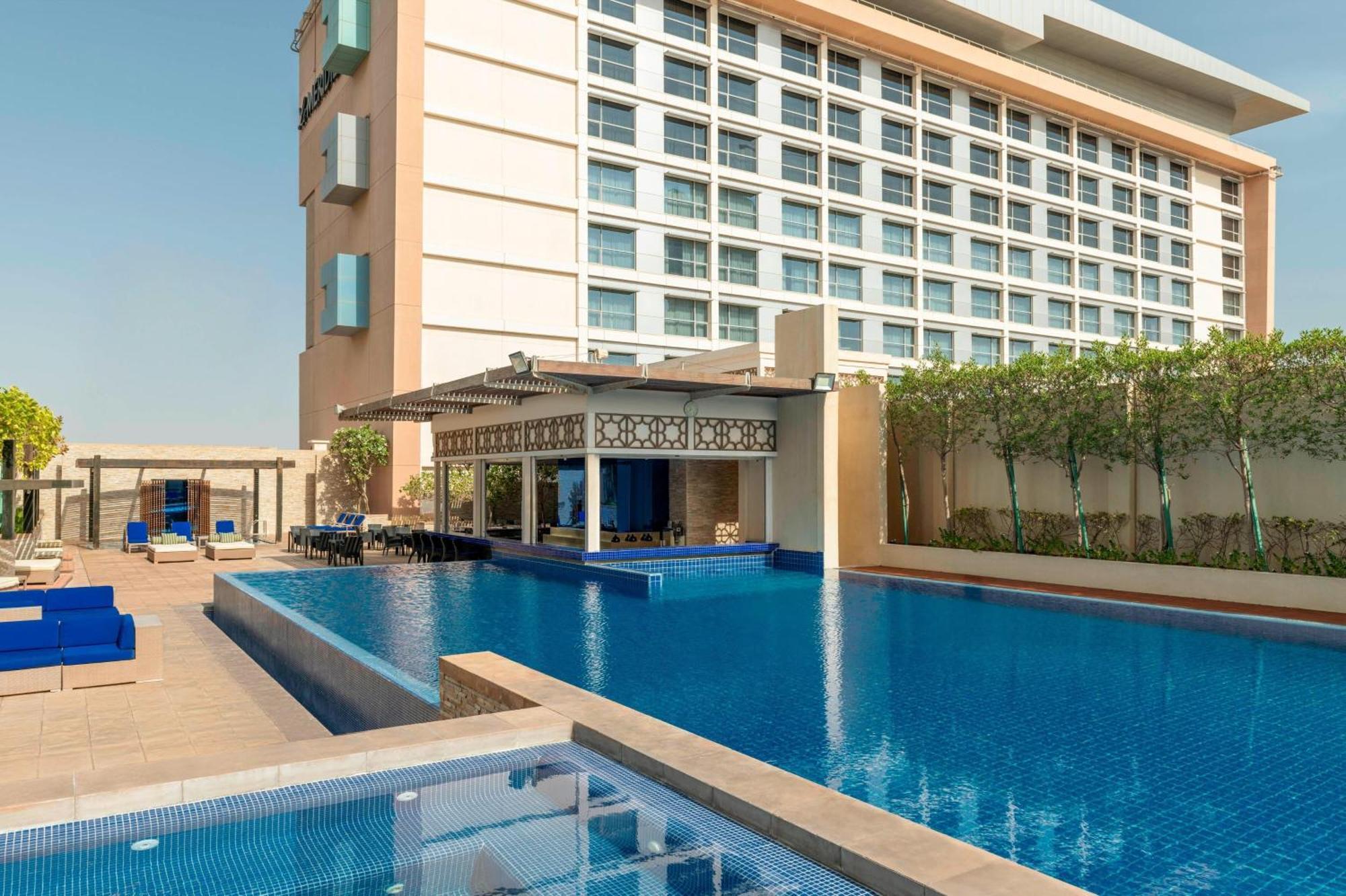 Le Meridien City Centre Bahrain Манама Екстериор снимка The swimming pool at the hotel