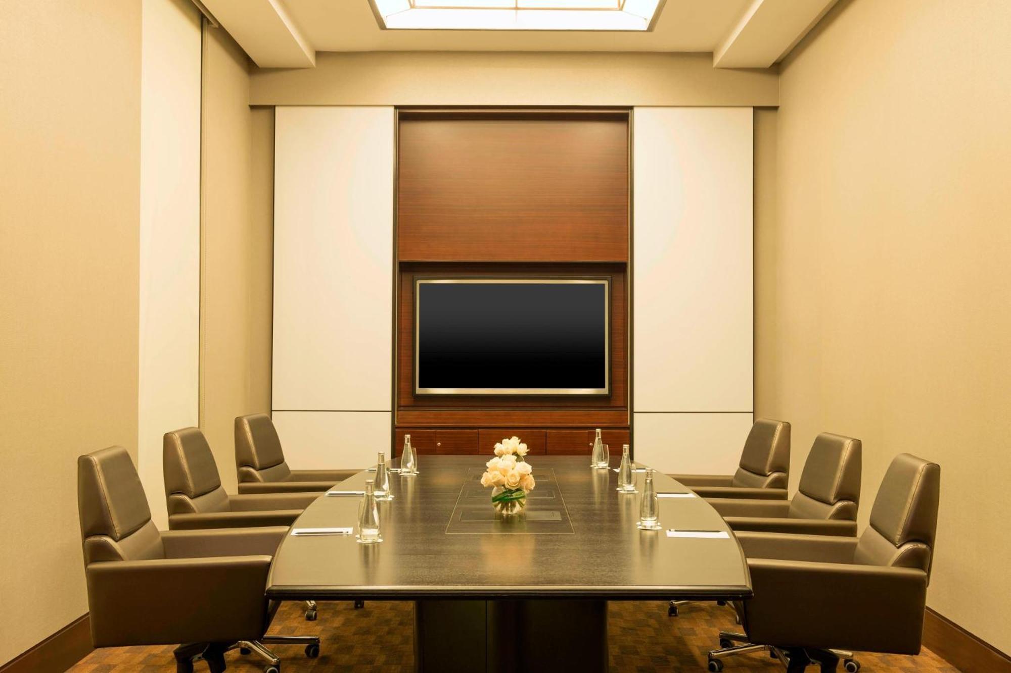 Le Meridien City Centre Bahrain Манама Екстериор снимка A boardroom at the Four Seasons Hotel, New York City