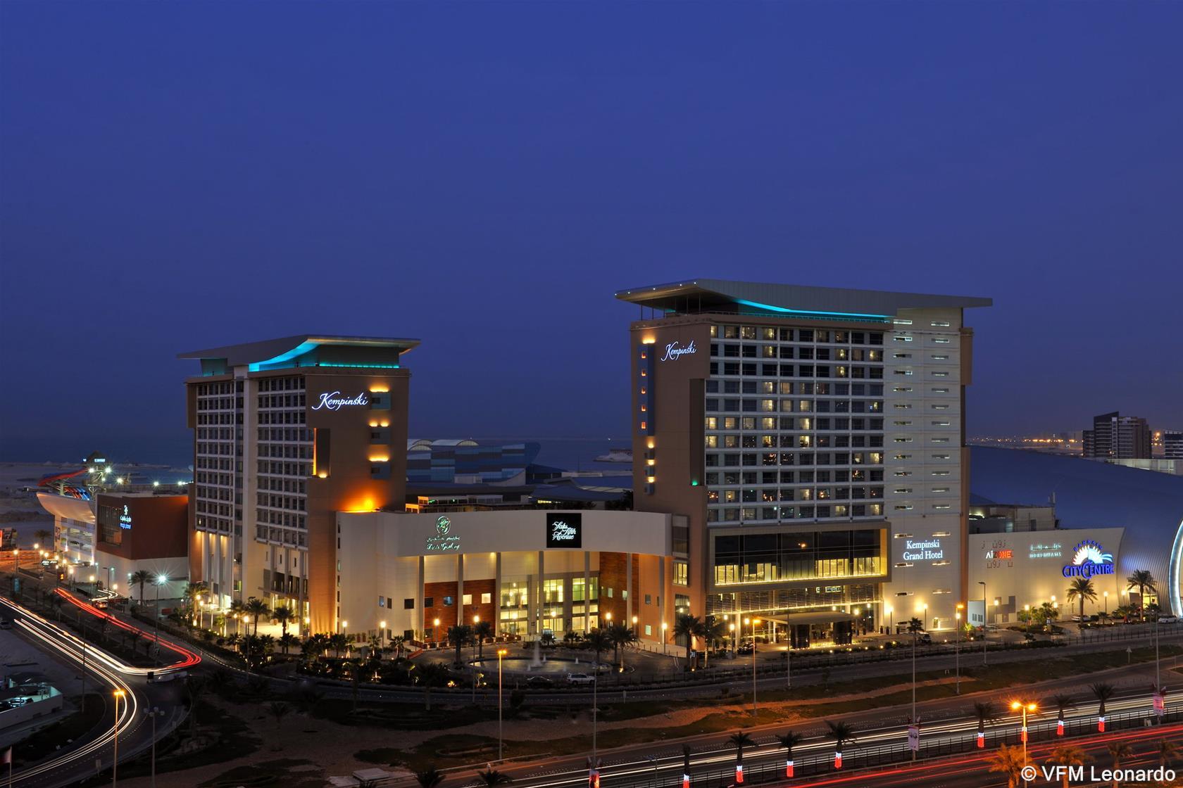 Le Meridien City Centre Bahrain Hotel Манама Екстериор снимка The Sheraton San Diego Hotel and Marriott Hotel at night